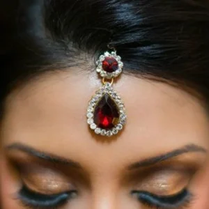 alt="Elegant rhinestone forehead chain, a beautiful wedding headpiece.