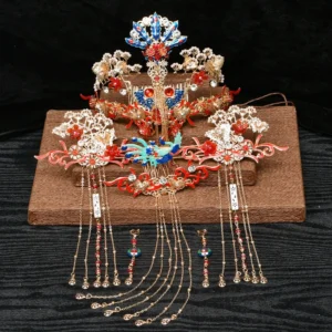 alt="A Chinese wedding jewelry set, a collection of traditional bridal accessories.